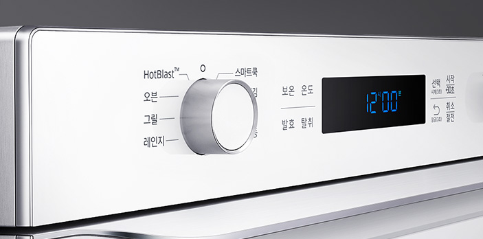 회색 빛의 배경에 흰색 색상의 삼성 직화오븐이 위치해 있습니다. 제품은 상단 왼쪽 부분의 조작부분이 확대되어 나타나 있습니다. 왼쪽의 조작부분은 요리방식을 선택할 수 있는 다이얼이 나타나 있으며, 그 오른쪽에는 시간이 표시되는 부분이 나타나 있습니다.