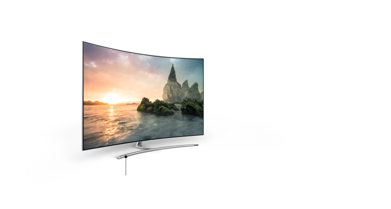 실버 커브 스탠드를 강조하는 30도 앞 쪽으로 비스듬하게 기운 QLED TV 이미지