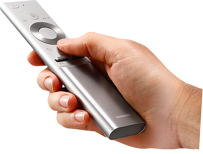 한 손으로 리모컨을 들고 있는 모습이 보여지고 있습니다.