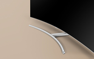 제품이 실버 커브 스탠드가 장착되어 있는 하단의 모습이 보여지고 있으며 배경은 어두운 살색으로 되어있습니다.