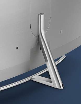 진한 파란색의 배경에 실버 커브 스탠드가 장착되어 있는 제품의 뒷면이 비스듬하게 보여지고 있습니다.