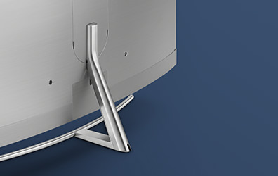 진한 파란색의 배경에 실버 커브 스탠드가 장착되어 있는 제품의 뒷면이 비스듬하게 보여지고 있습니다.