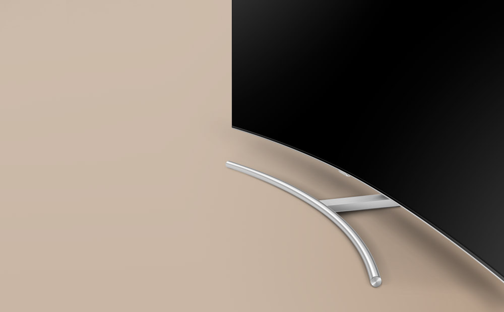 제품이 실버 커브 스탠드가 장착되어 있는 하단의 모습이 보여지고 있으며 배경은 어두운 살색으로 되어있습니다.