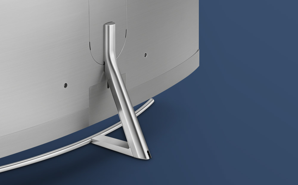 진한 파란색의 배경에 실버 커브 스탠드가 장착되어 있는 제품의 뒷면이 비스듬하게 보여지고 있습니다.