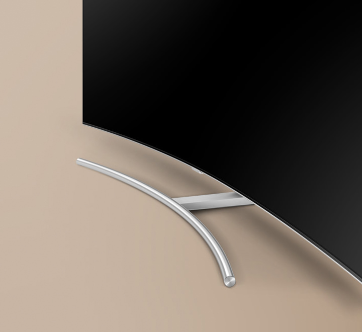 제품이 실버 커브 스탠드가 장착되어 있는 하단의 모습이 보여지고 있으며 배경은 어두운 살색으로 되어있습니다.