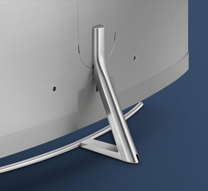 진한 파란색의 배경에 실버 커브 스탠드가 장착되어 있는 제품의 뒷면이 비스듬하게 보여지고 있습니다.